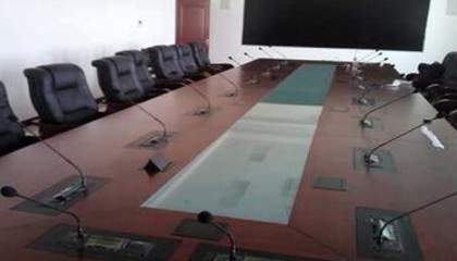 歸納多種接口的視頻會議攝像機